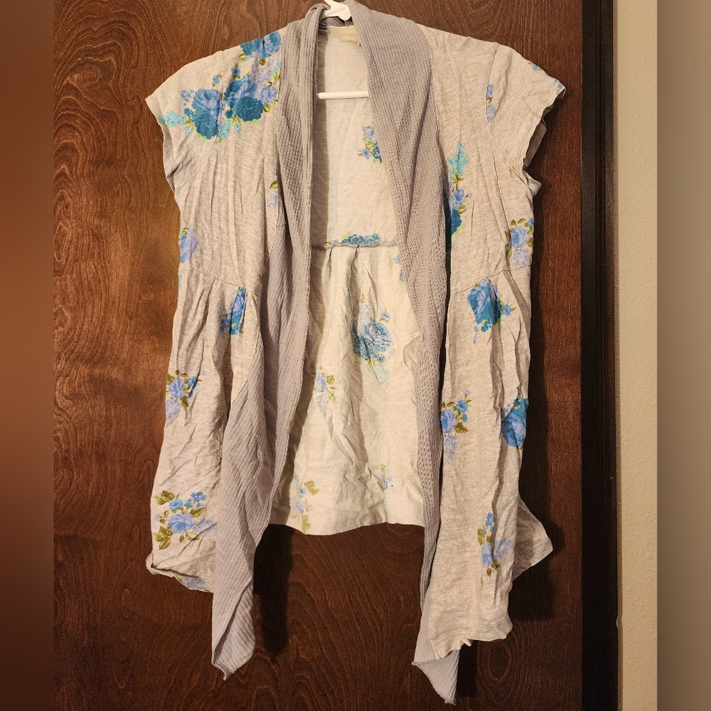 Flowy, short-sleeve cardigan with blue and purple flowers